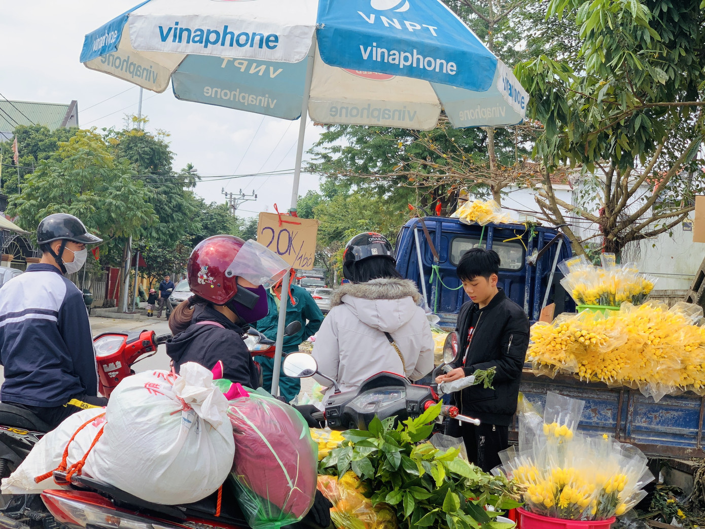 Chợ quê chiều cuối năm vẫn tấp nập, cây cảnh và hoa lại ‘ế ẩm’ ảnh 3