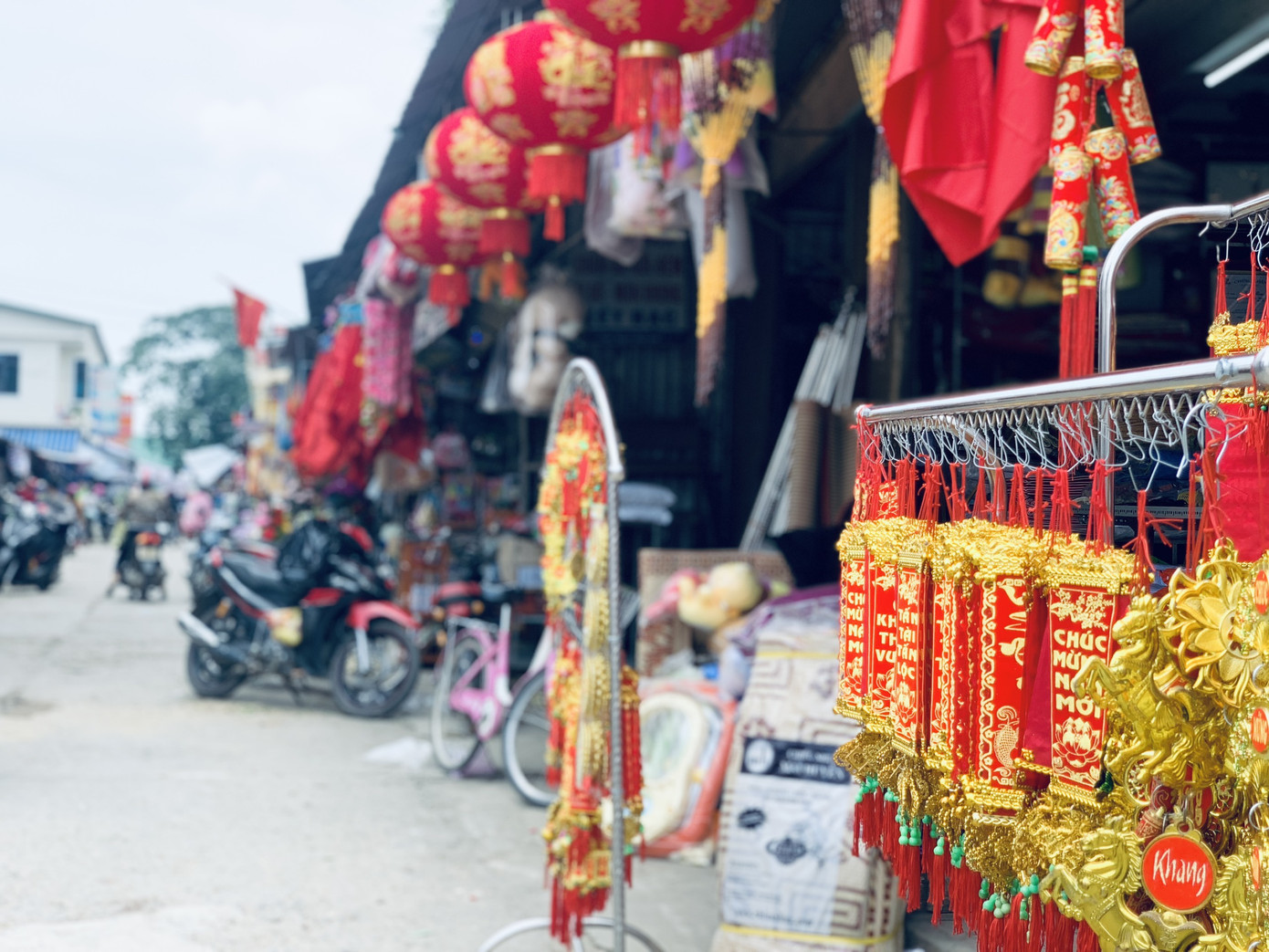 Chợ quê chiều cuối năm vẫn tấp nập, cây cảnh và hoa lại ‘ế ẩm’ ảnh 4