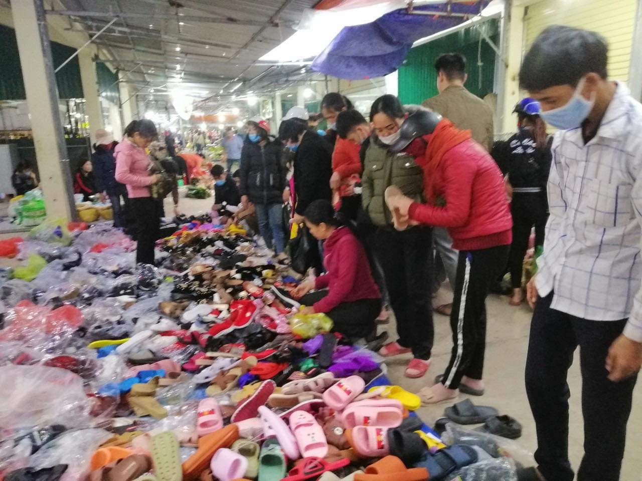 Chợ quê chiều cuối năm vẫn tấp nập, cây cảnh và hoa lại ‘ế ẩm’ ảnh 13