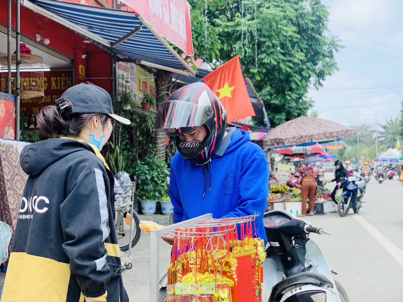 Chợ quê chiều cuối năm vẫn tấp nập, cây cảnh và hoa lại ‘ế ẩm’ ảnh 9