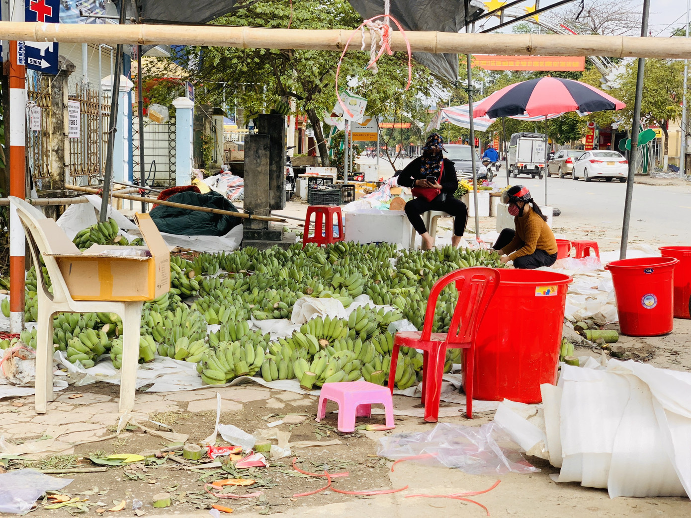 Chợ quê chiều cuối năm vẫn tấp nập, cây cảnh và hoa lại ‘ế ẩm’ ảnh 5