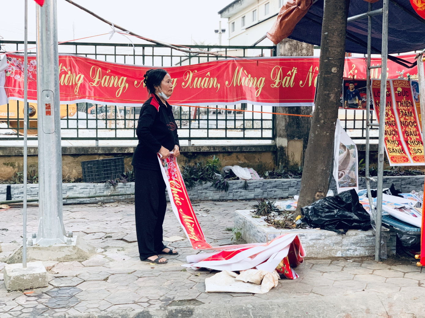 Chợ quê chiều cuối năm vẫn tấp nập, cây cảnh và hoa lại ‘ế ẩm’ ảnh 8