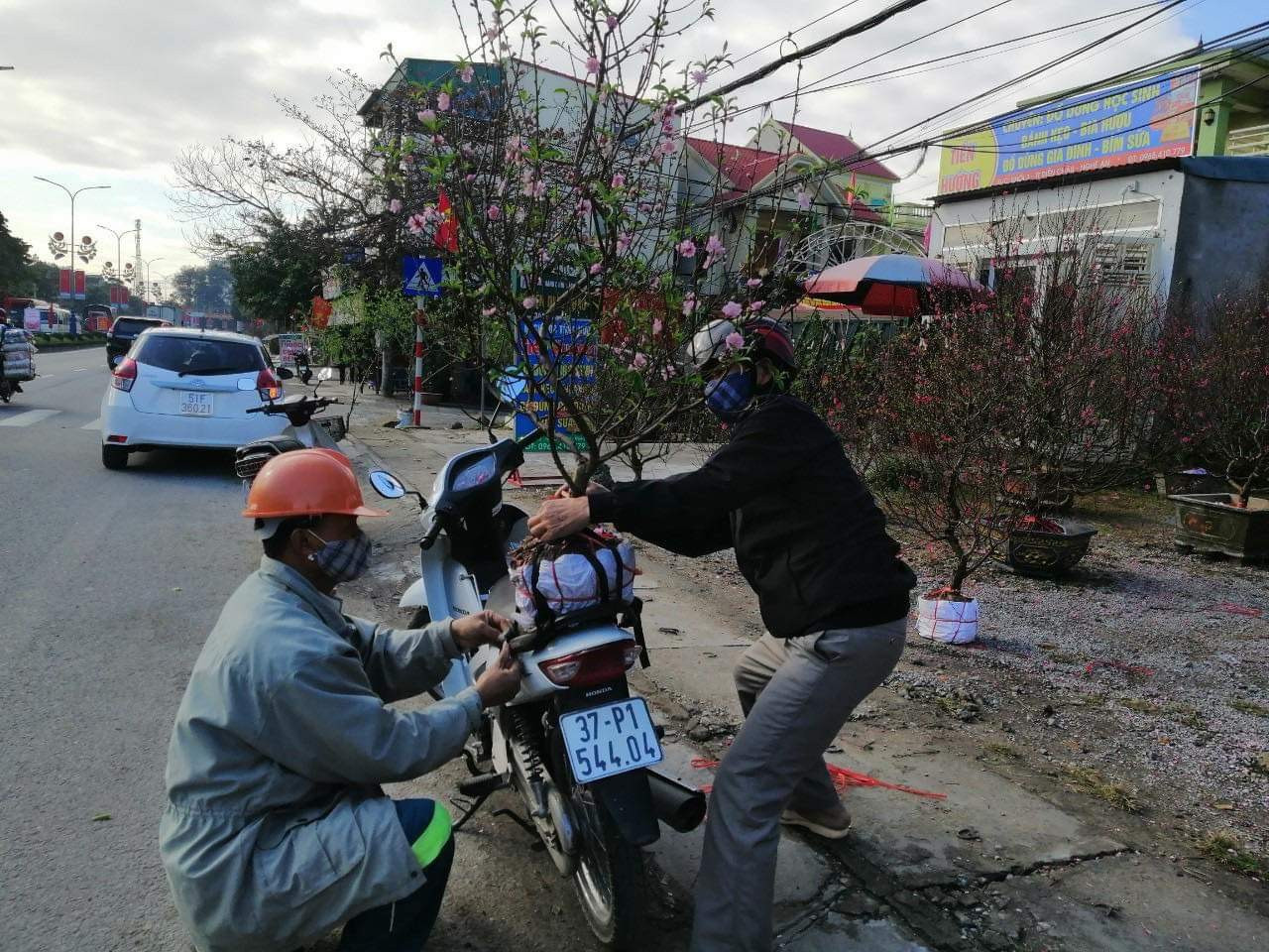 Chợ quê chiều cuối năm vẫn tấp nập, cây cảnh và hoa lại ‘ế ẩm’ ảnh 10