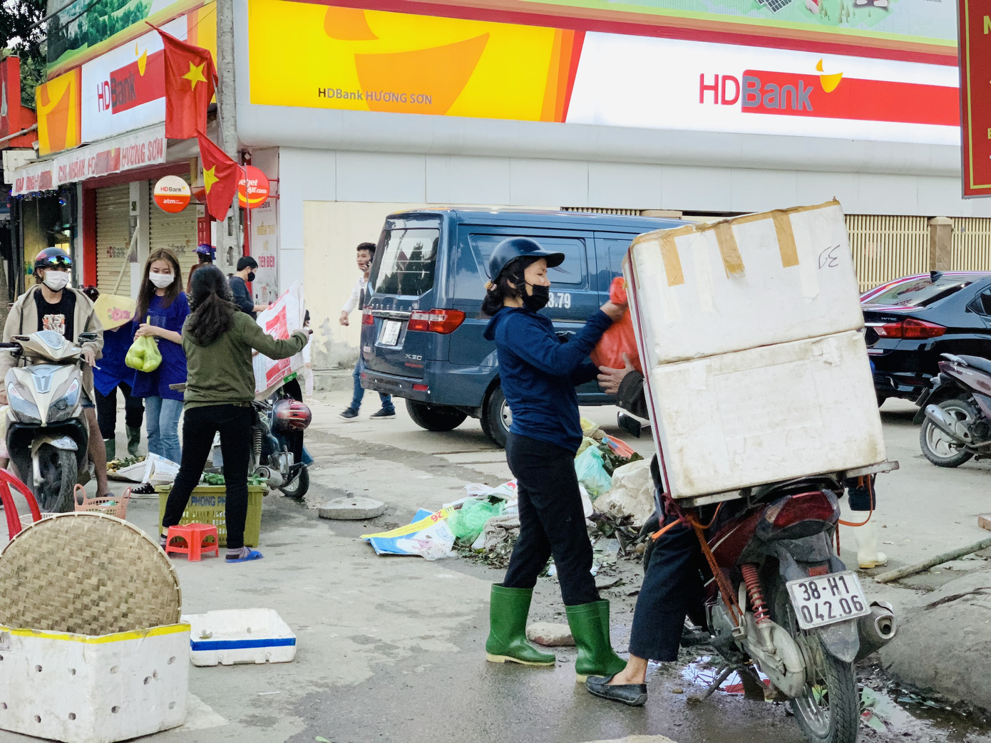 Chợ quê chiều cuối năm vẫn tấp nập, cây cảnh và hoa lại ‘ế ẩm’ ảnh 6