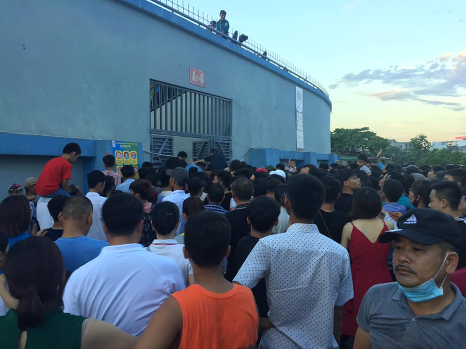 'Vỡ sân' Hà Tĩnh, CĐV bức xúc vì mua vé không được xem ảnh 13