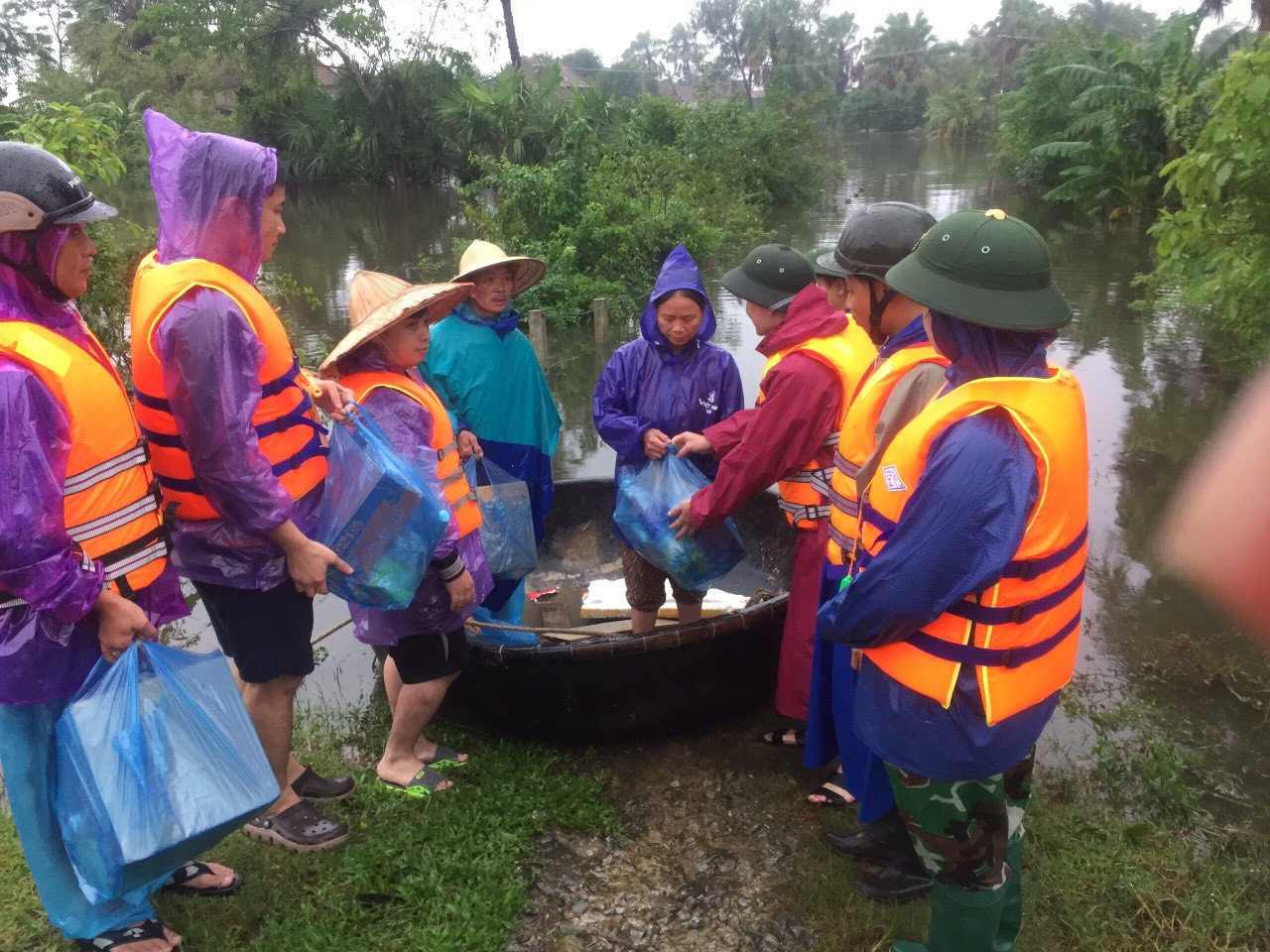 Thanh niên Hà Tĩnh, Nghệ An nấu bánh chưng, hỗ trợ bà con vùng lũ ảnh 1