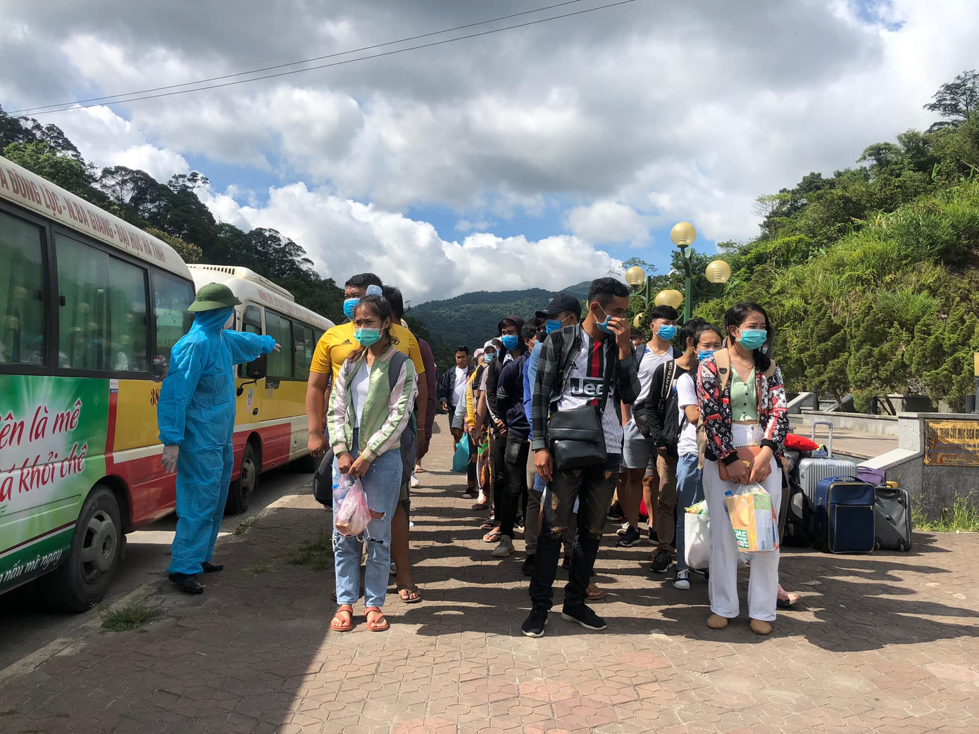 Hà Tĩnh đón, cách ly 500 sinh viên Lào trở lại học tập ảnh 3