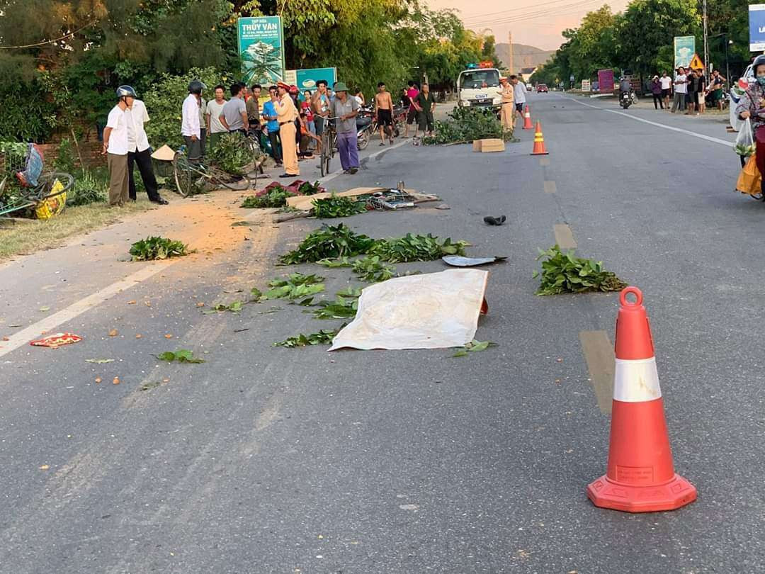 Xe tải tông nhiều xe đạp, 3 người thương vong ảnh 1