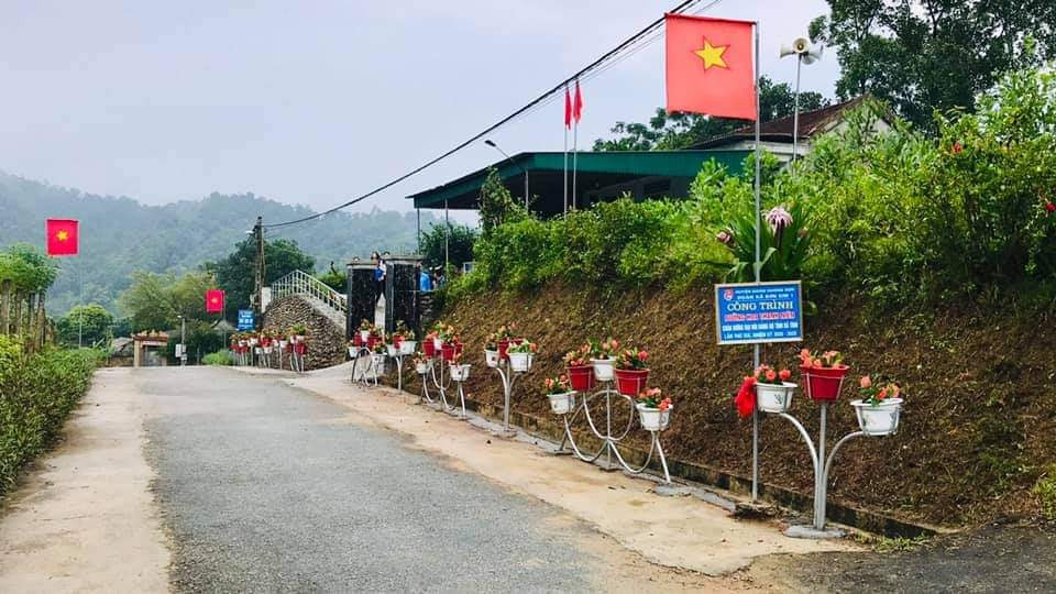 Thanh niên Hà Tĩnh làm đường hoa chào mừng Đại hội Đảng bộ tỉnh ảnh 3