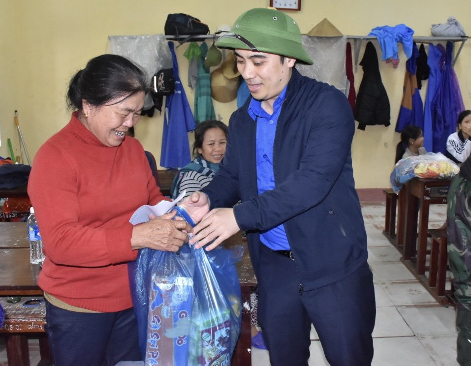 Tỉnh đoàn Hà Tĩnh trao tặng phao cứu sinh, thuyền hỗ trợ dân vùng lũ ảnh 1