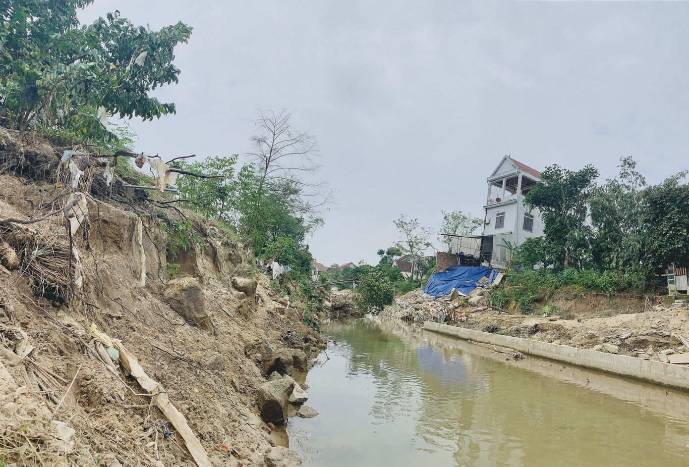 Bờ kè 20 tỷ chưa xong đã nát, dân thấp thỏm bên ngôi nhà 'chờ sập' ảnh 4