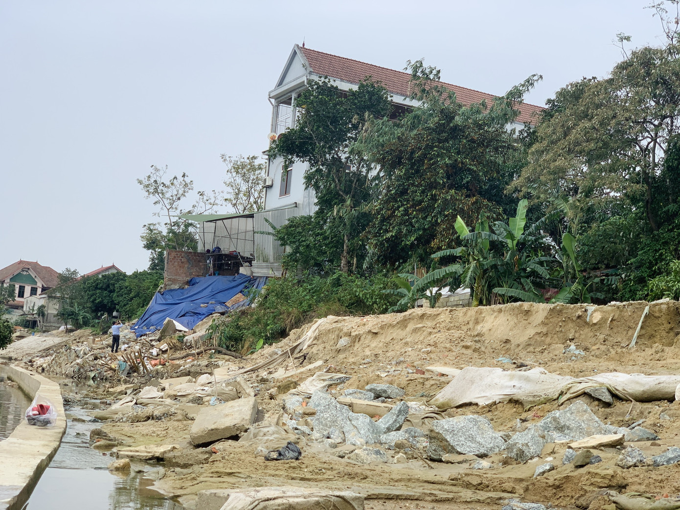 Bờ kè 20 tỷ chưa xong đã nát, dân thấp thỏm bên ngôi nhà 'chờ sập' ảnh 19