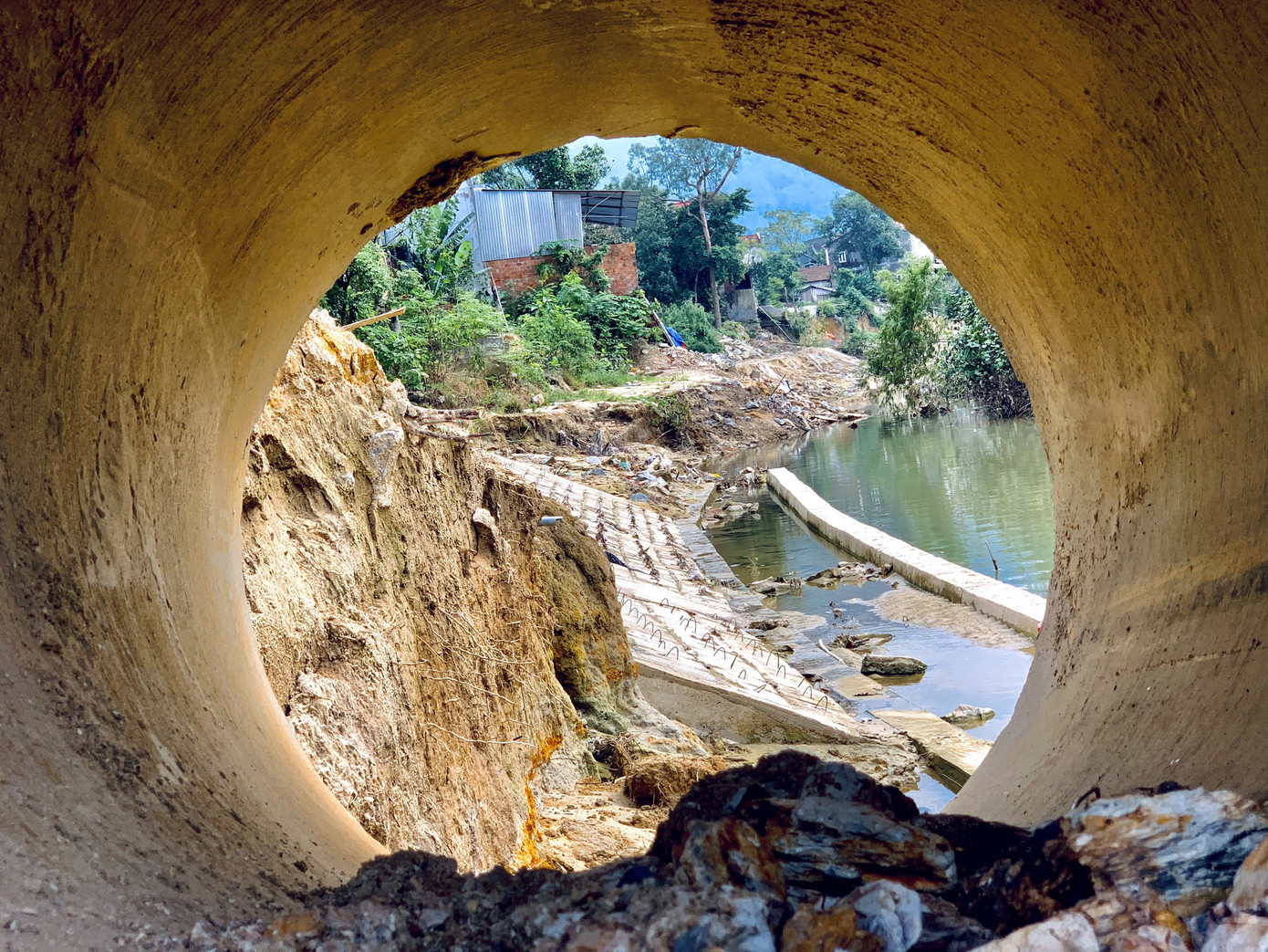 Bờ kè 20 tỷ chưa xong đã nát, dân thấp thỏm bên ngôi nhà 'chờ sập' ảnh 18