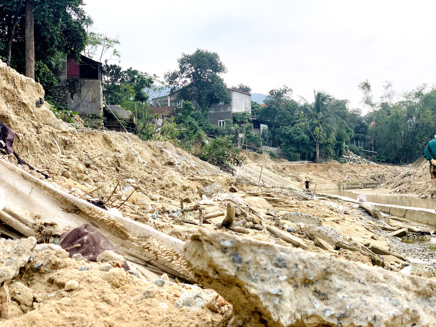 Bờ kè 20 tỷ chưa xong đã nát, dân thấp thỏm bên ngôi nhà 'chờ sập' ảnh 2