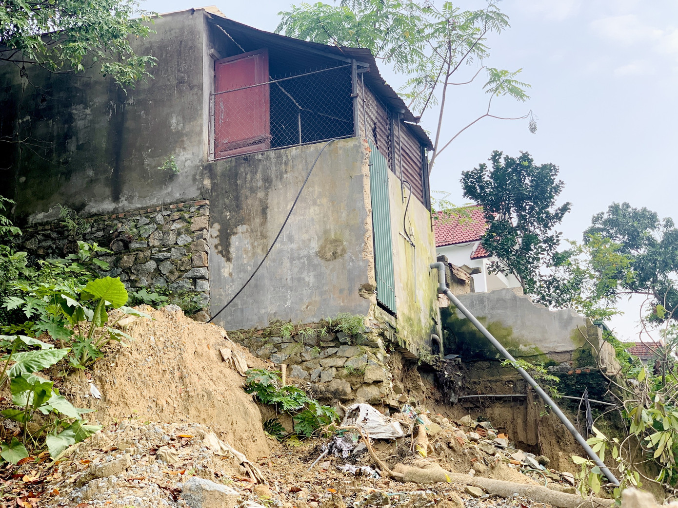 Bờ kè 20 tỷ chưa xong đã nát, dân thấp thỏm bên ngôi nhà 'chờ sập' ảnh 5