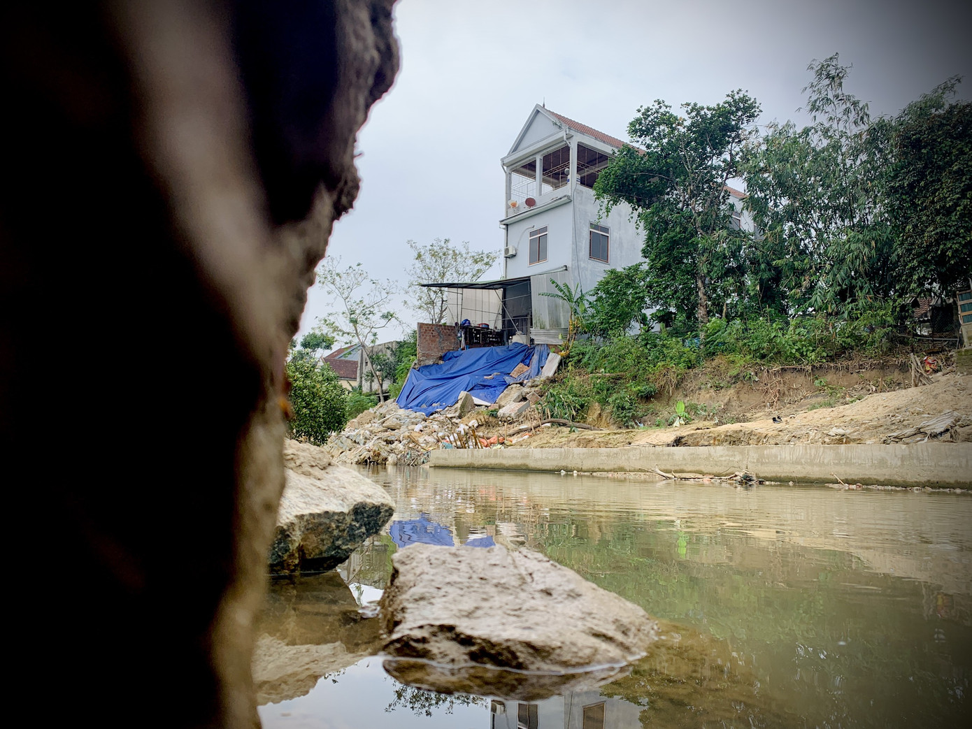 Bờ kè 20 tỷ chưa xong đã nát, dân thấp thỏm bên ngôi nhà 'chờ sập' ảnh 6