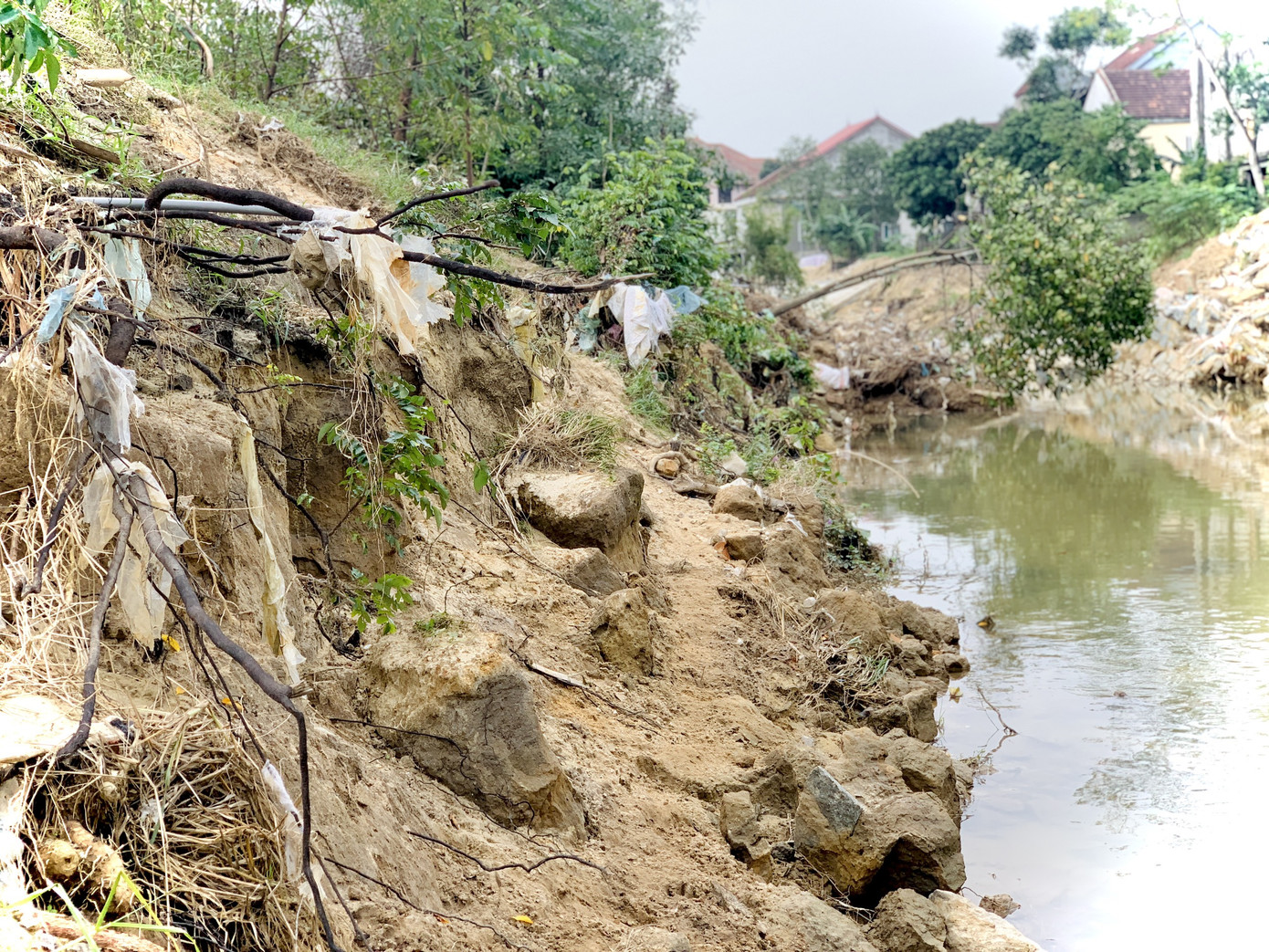 Bờ kè 20 tỷ chưa xong đã nát, dân thấp thỏm bên ngôi nhà 'chờ sập' ảnh 13