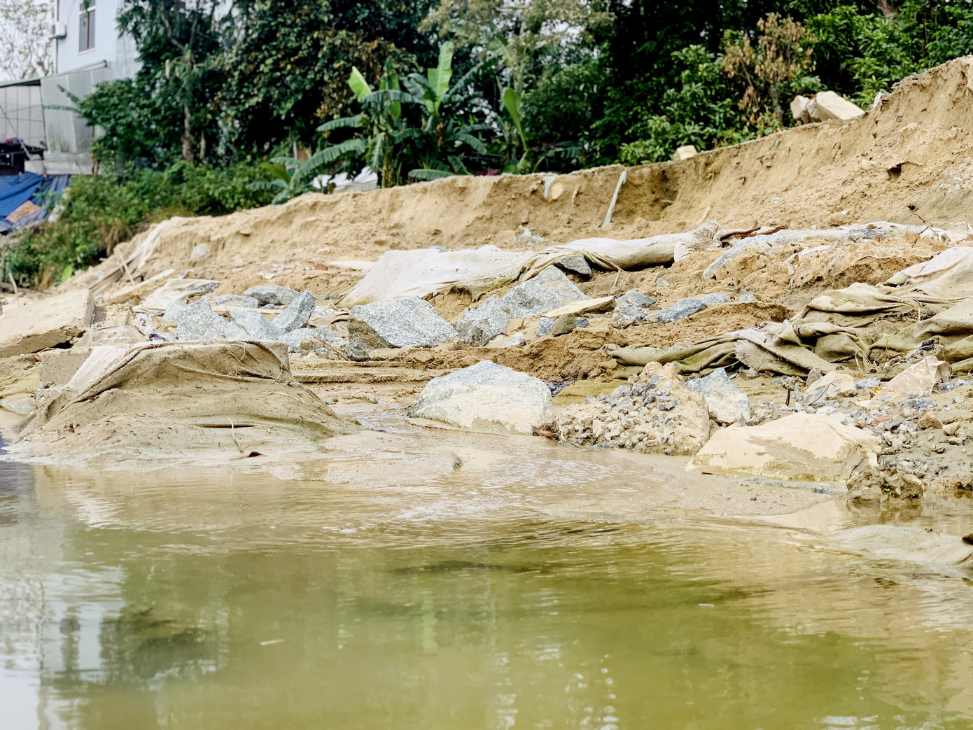 Bờ kè 20 tỷ chưa xong đã nát, dân thấp thỏm bên ngôi nhà 'chờ sập' ảnh 9