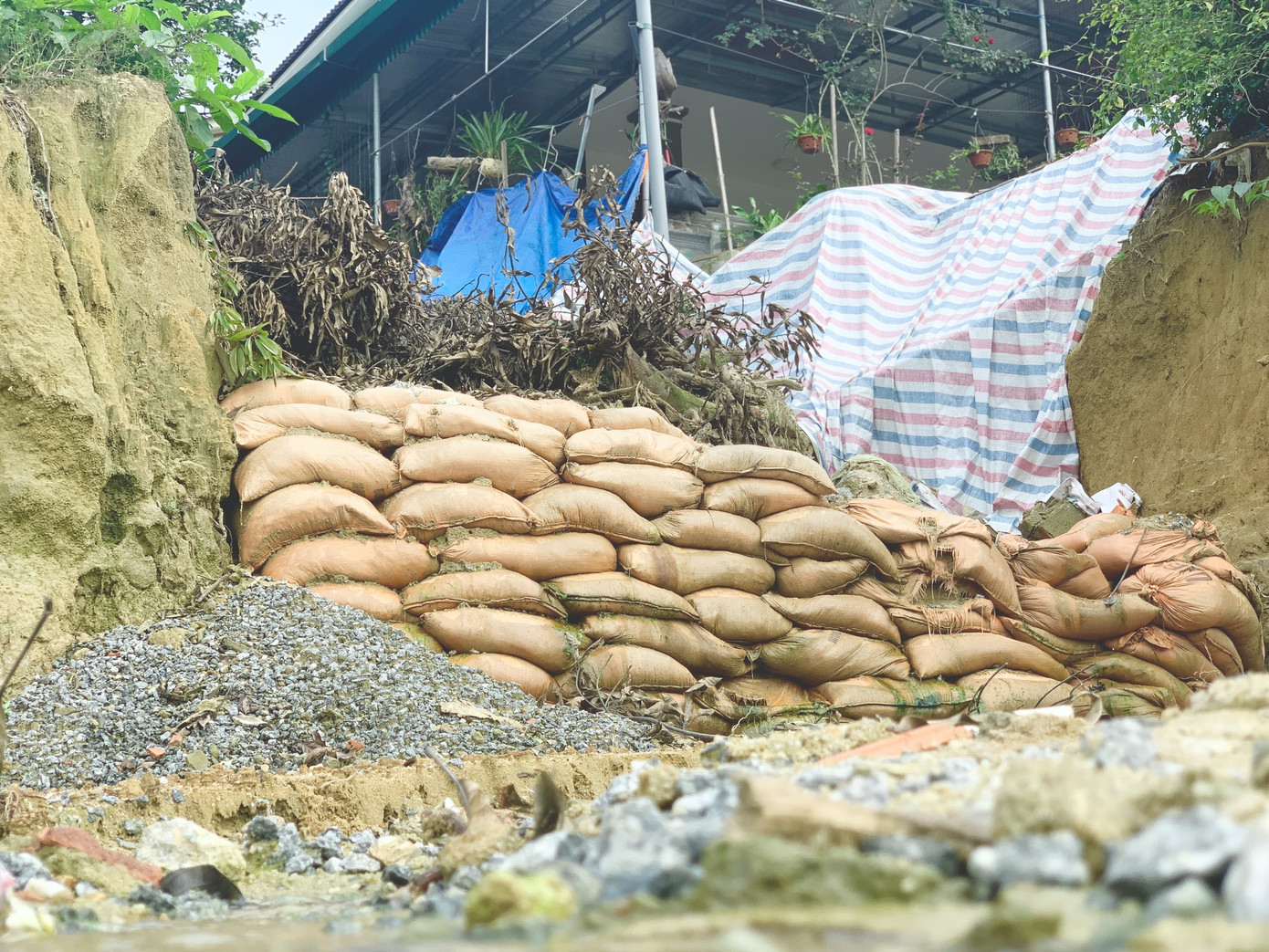 Bờ kè 20 tỷ chưa xong đã nát, dân thấp thỏm bên ngôi nhà 'chờ sập' ảnh 11