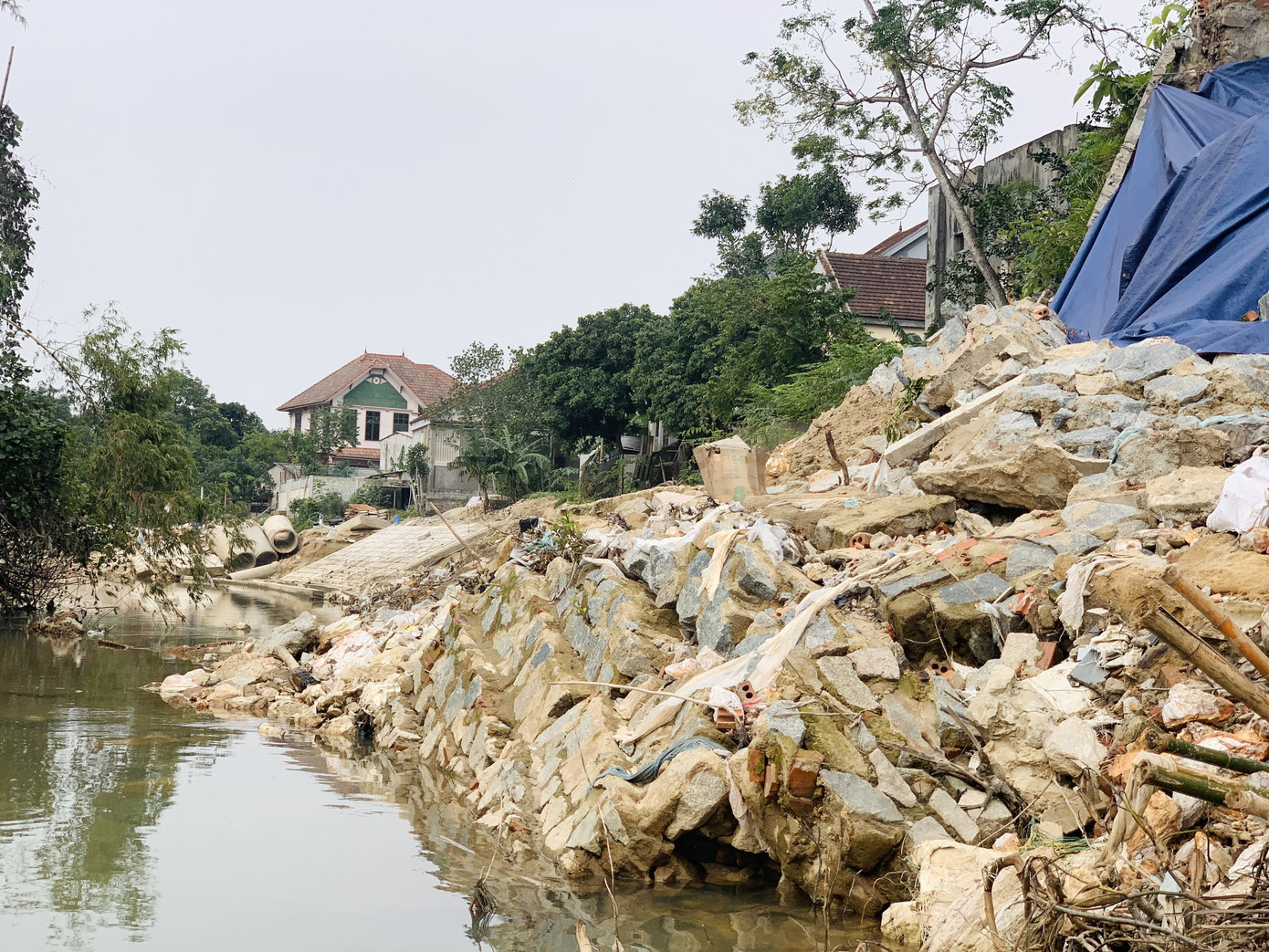 Bờ kè 20 tỷ chưa xong đã nát, dân thấp thỏm bên ngôi nhà 'chờ sập' ảnh 3