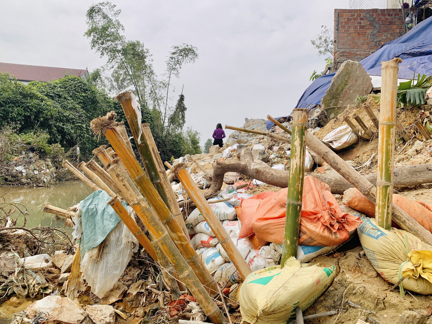 Bờ kè 20 tỷ chưa xong đã nát, dân thấp thỏm bên ngôi nhà 'chờ sập' ảnh 12