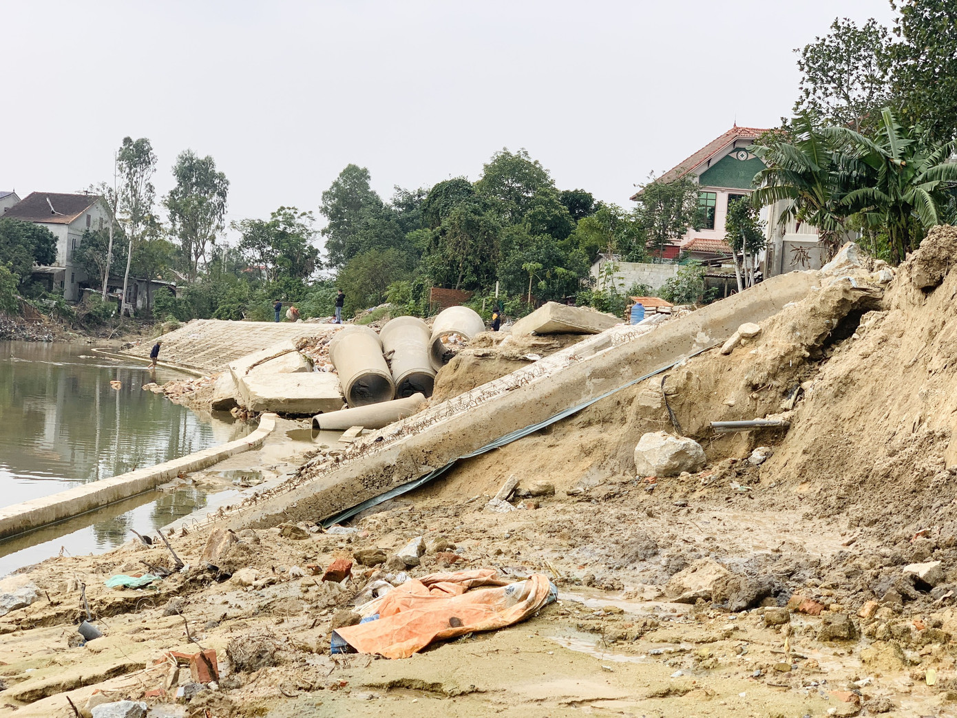 Bờ kè 20 tỷ chưa xong đã nát, dân thấp thỏm bên ngôi nhà 'chờ sập' ảnh 10