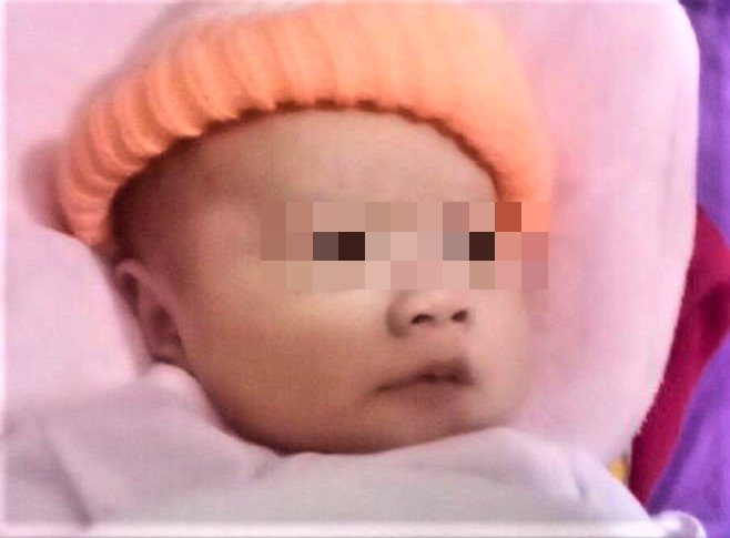 Bé trai sơ sinh bị bỏ rơi trước nhà dân cùng bức thư ‘nhờ nuôi giúp’ ảnh 1