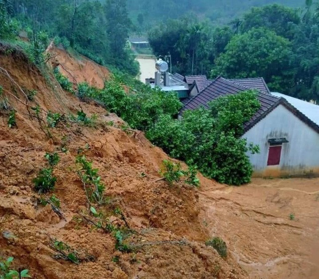 Đồi núi lở, đất đá tràn xuống ‘uy hiếp’ hàng trăm hộ dân miền núi Nghệ An ảnh 7