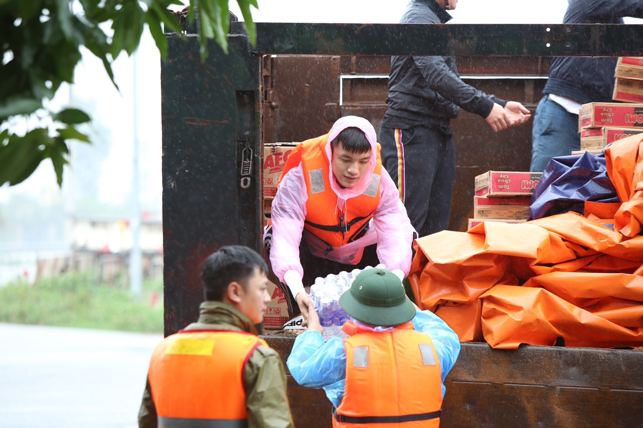 Nước chạm nóc, người dân Hà Tĩnh ngồi mái nhà chờ cứu trợ ảnh 12