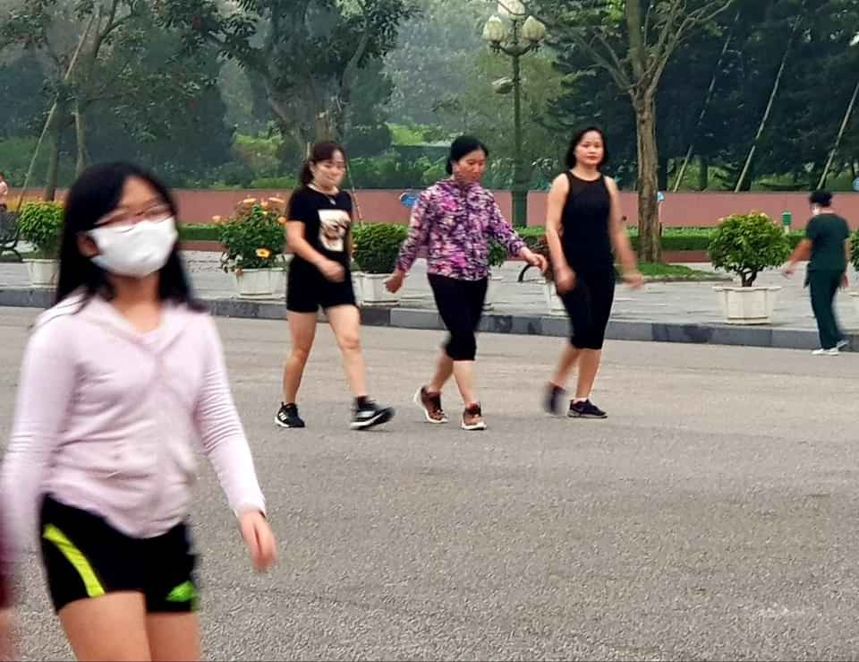 Phớt lờ lệnh cách ly, người dân Vinh vẫn tụ tập vui chơi, không đeo khẩu trang ảnh 5