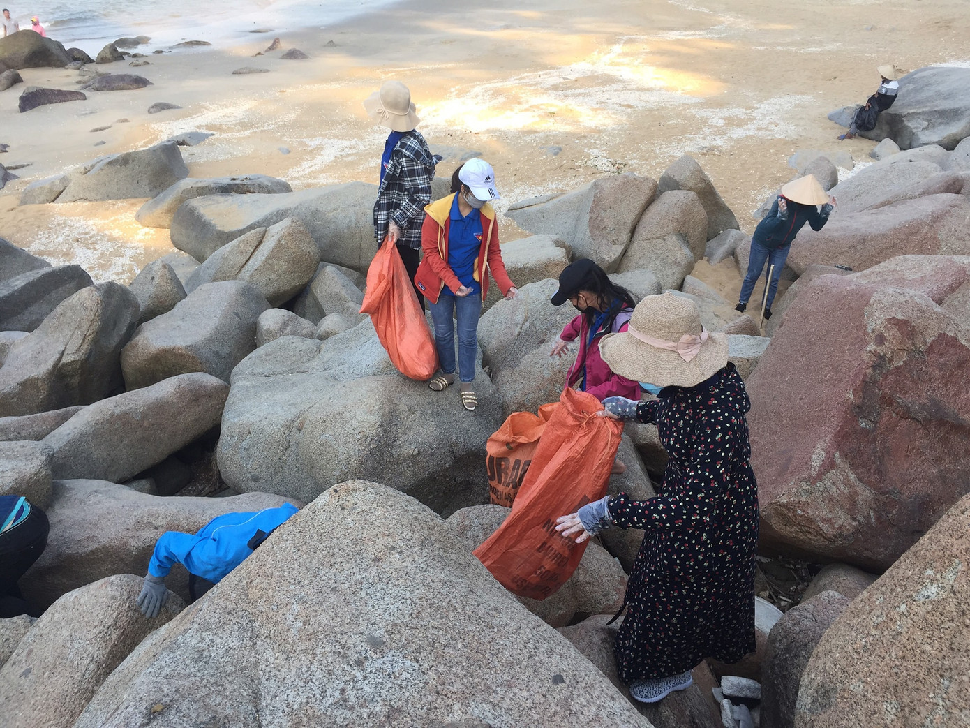 Nhóm thanh niên tình nguyện lên rừng, xuống biển dọn rác ảnh 10