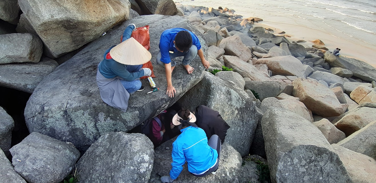 Nhóm thanh niên tình nguyện lên rừng, xuống biển dọn rác ảnh 3