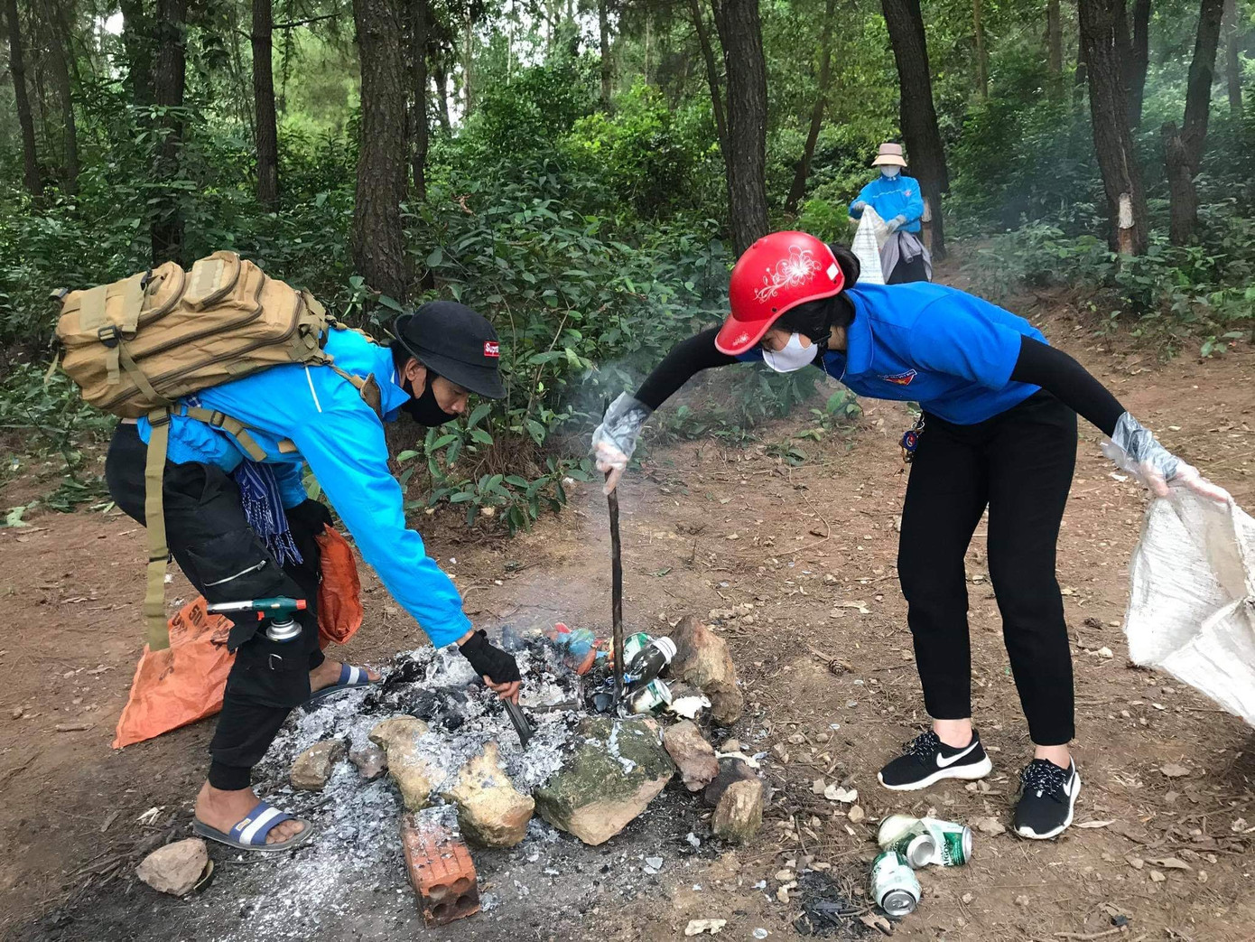 Nhóm thanh niên tình nguyện lên rừng, xuống biển dọn rác ảnh 4