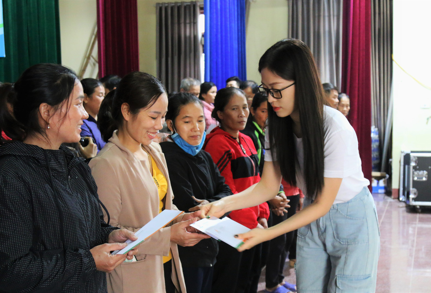 Trao 500 triệu hỗ trợ dân vùng lũ Hà Tĩnh ảnh 3