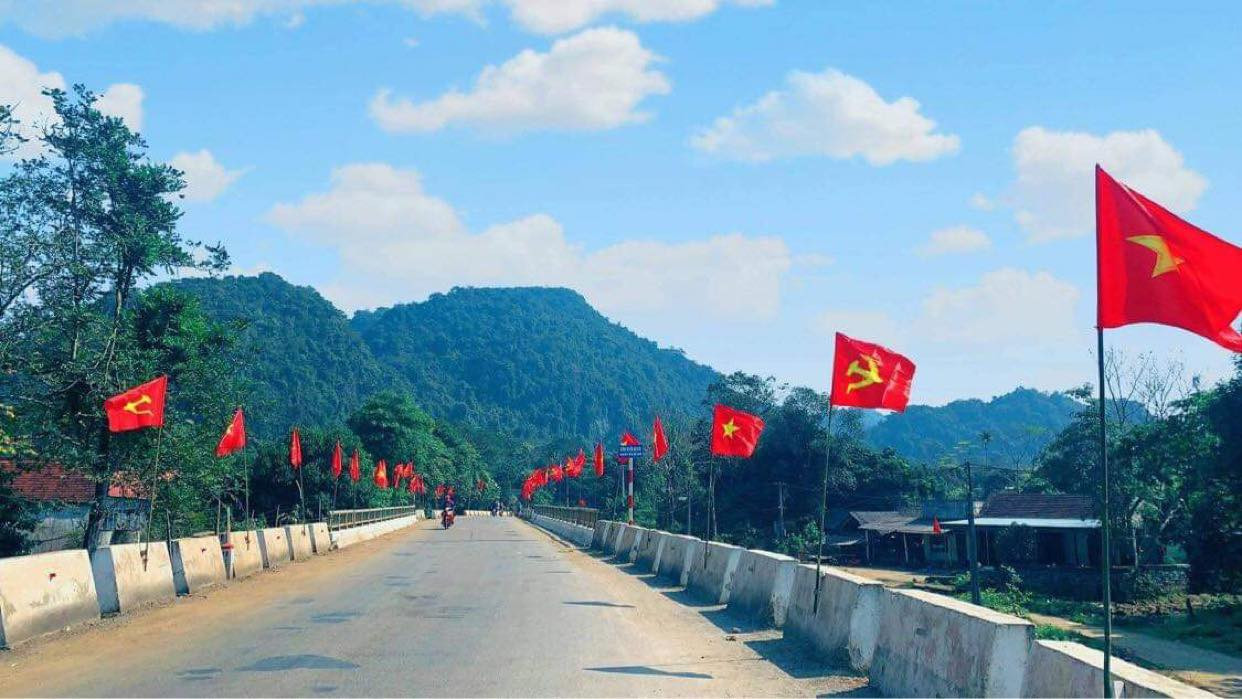 Đỏ thắm Quốc kỳ nơi miền rẻo cao xứ Nghệ ảnh 1