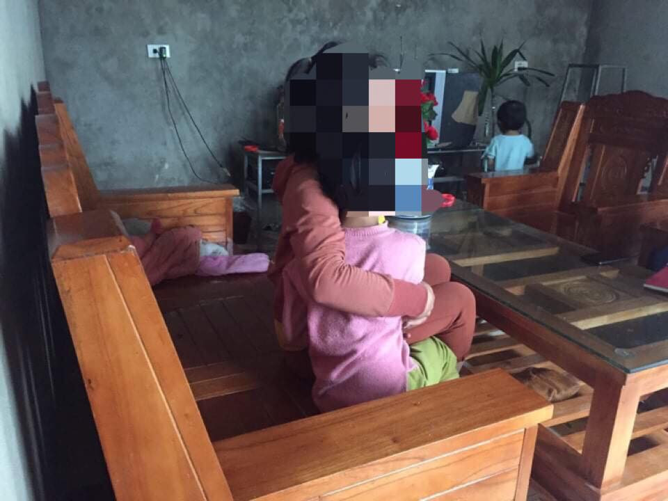 Sợ con gái 9 tuổi bị xâm hại, mẹ phá cửa nhà hàng xóm để 'giải cứu' ảnh 1