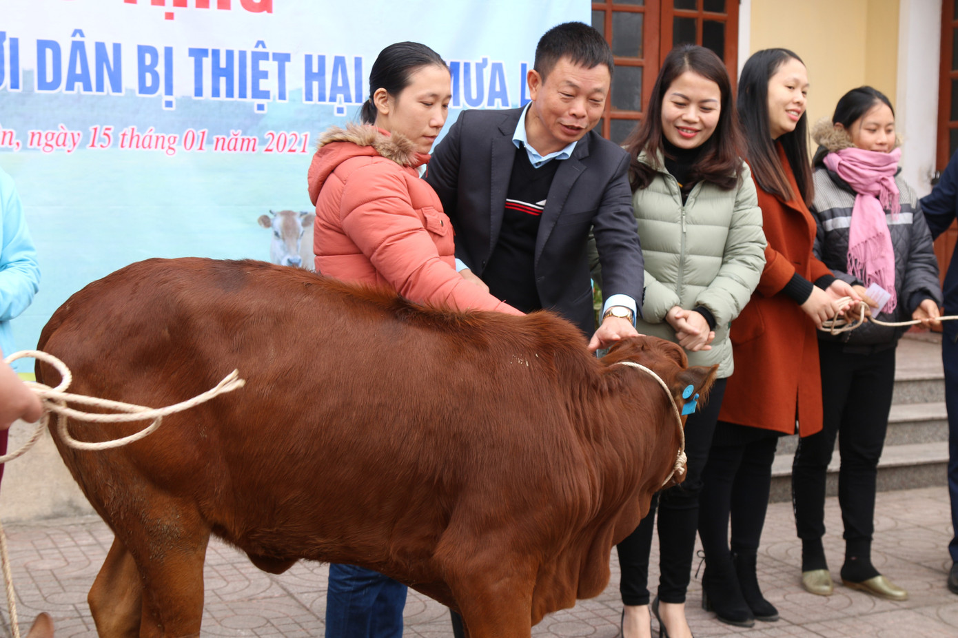Tập đoàn Phúc Sơn, Báo Tiền Phong trao bò giống hỗ trợ bà con vùng lũ Hà Tĩnh ảnh 8