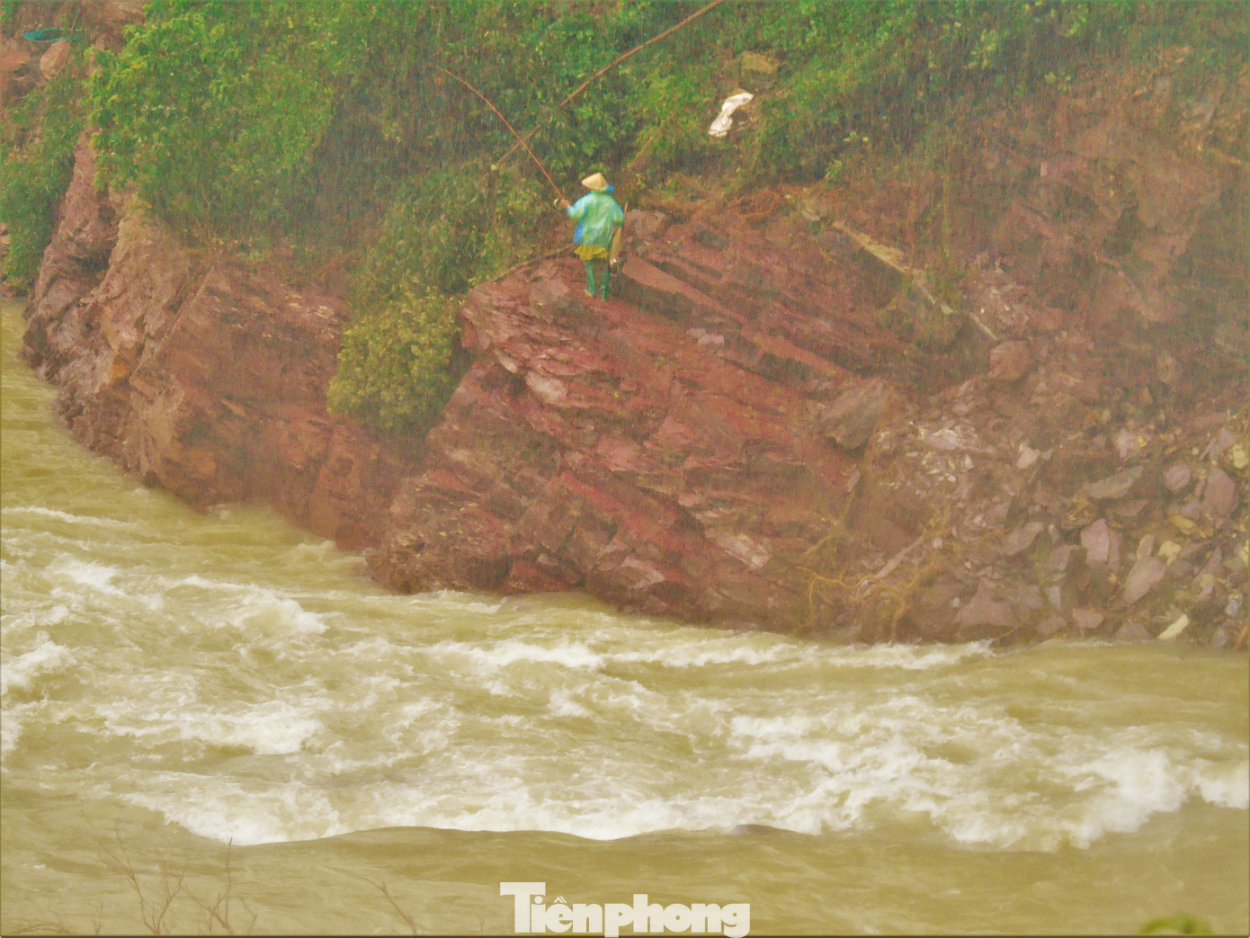 Hàng chục người bất chấp hồ xả lũ vẫn săn bắt cá dưới dòng nước xiết ảnh 4