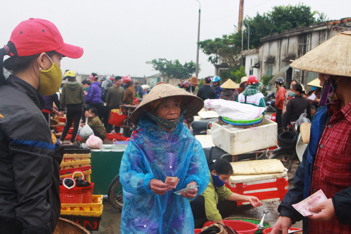 Cảng cá Hà Tĩnh tấp nập người bán, kẻ mua giữa mùa dịch COVID - 19 ảnh 8