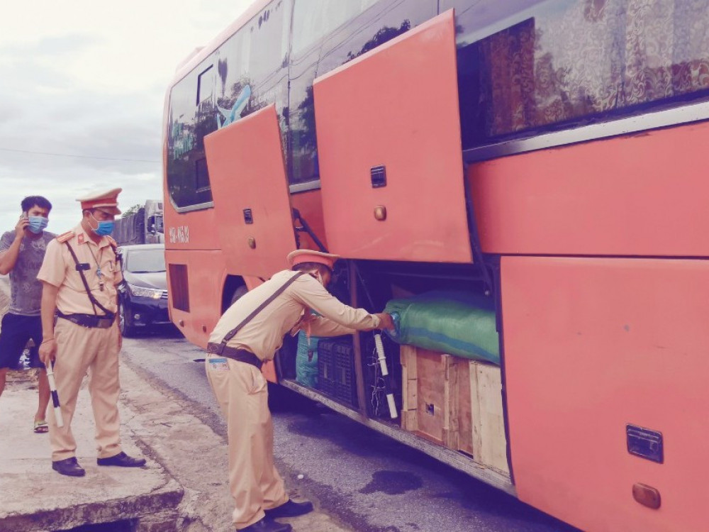 Hà Tĩnh liên tiếp phát hiện, thu giữ hàng chục ngàn khẩu trang không rõ nguồn gốc ảnh 1