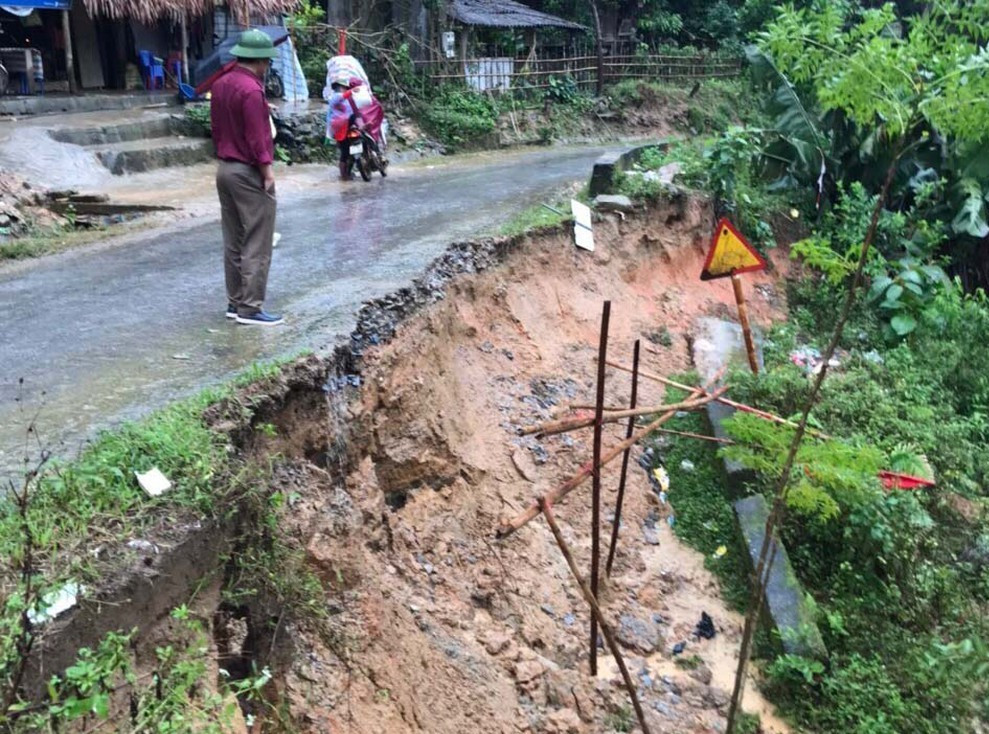 Đồi núi lở, đất đá tràn xuống ‘uy hiếp’ hàng trăm hộ dân miền núi Nghệ An ảnh 6