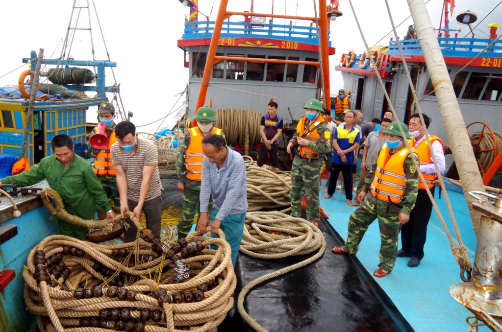 Nổ súng, truy đuổi hai tàu khai thác trái phép hải sản trên biển như phim hành động ảnh 2