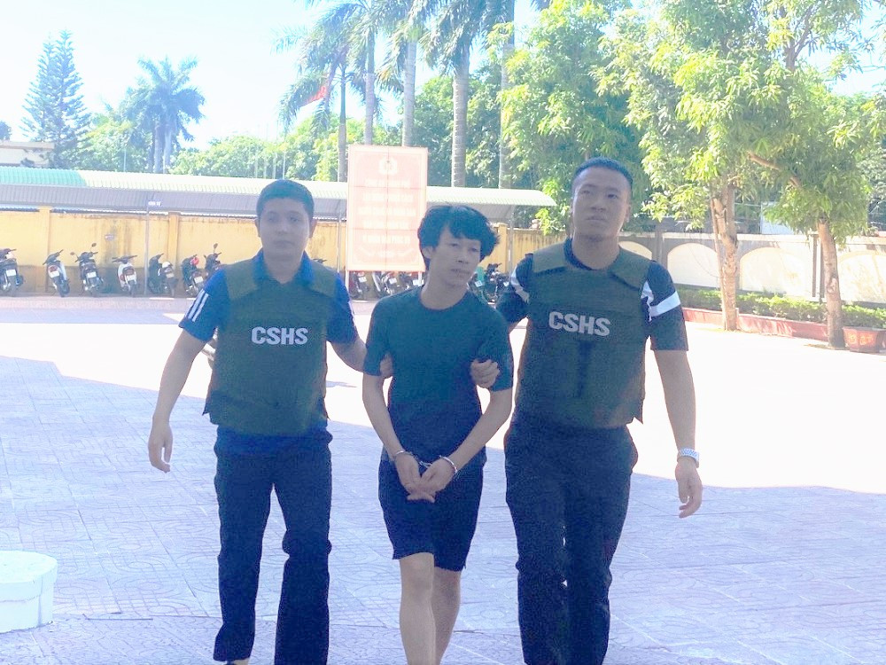 Mang xăng đốt nhà mẹ vợ cũ rồi chốt cửa cố thủ ảnh 2