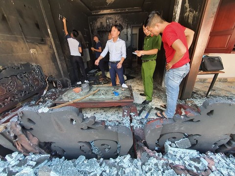 Mang xăng đốt nhà mẹ vợ cũ rồi chốt cửa cố thủ ảnh 1