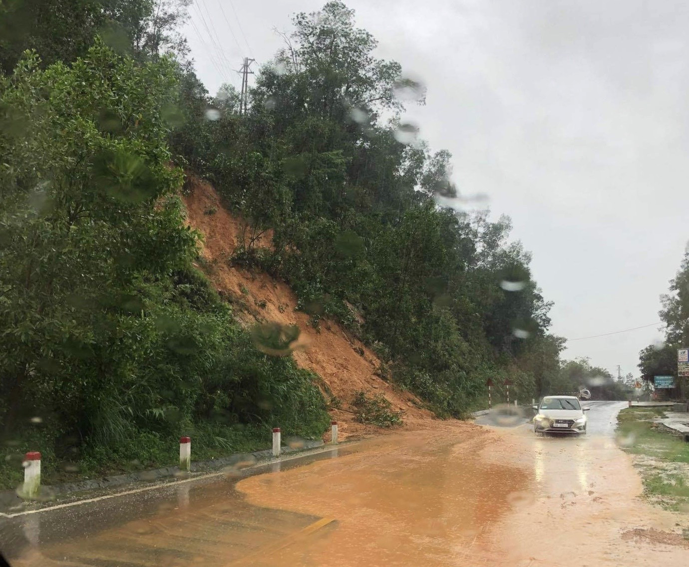 Quốc lộ 1A đoạn qua Hà Tĩnh ngập sâu, cấm tất cả phương tiện đi lại ảnh 3