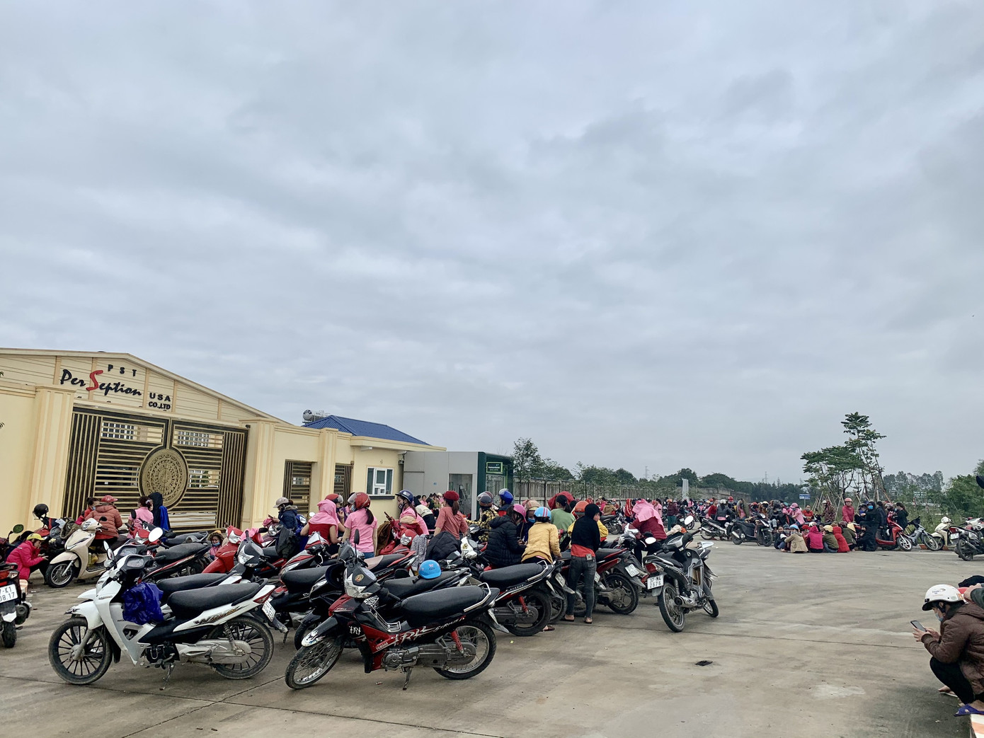 Nghệ An: Hàng trăm công nhân tập trung đòi quyền lợi ảnh 1