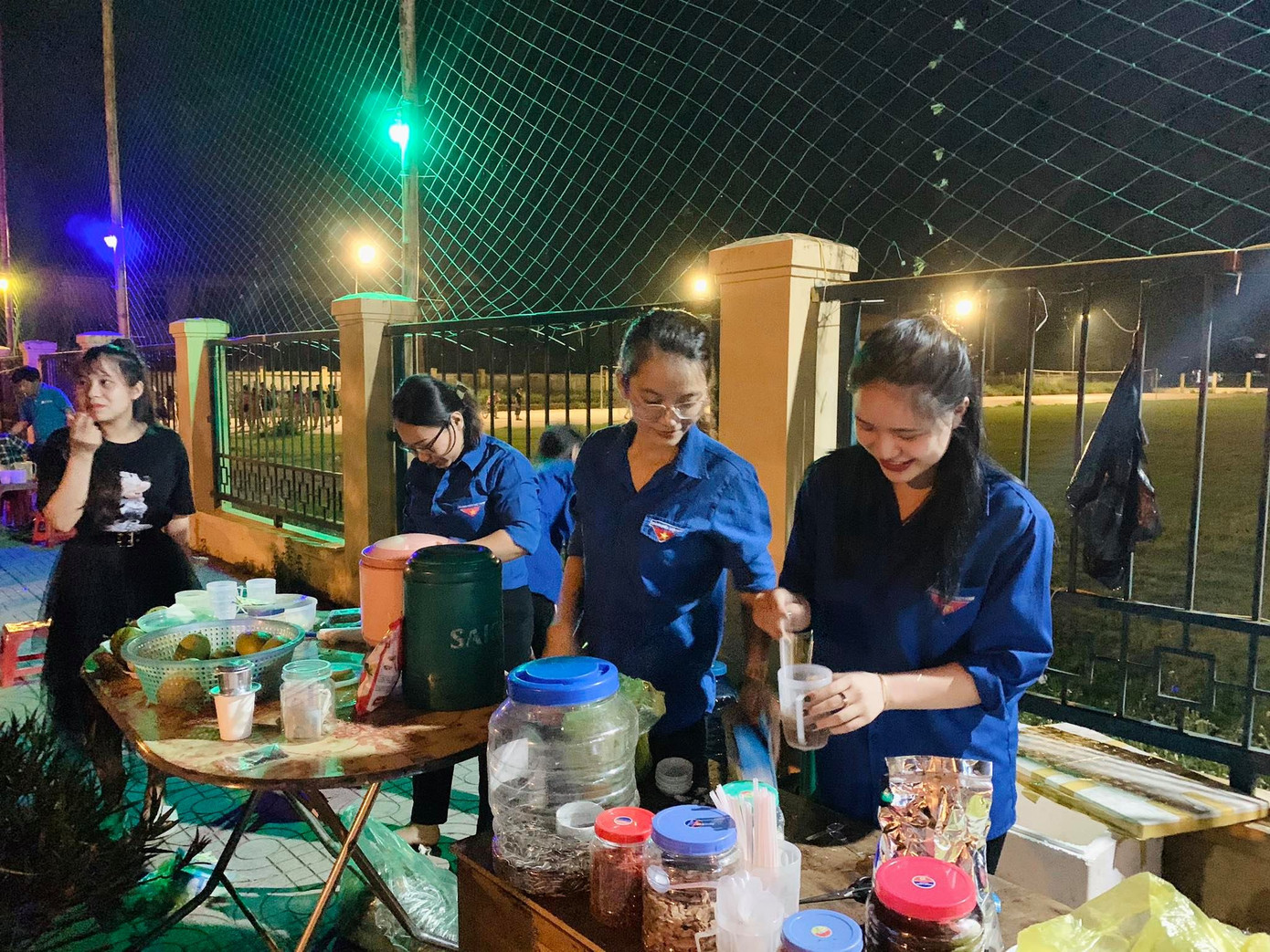 Đoàn thanh niên bán nước chè gây quỹ mái ấm ảnh 3