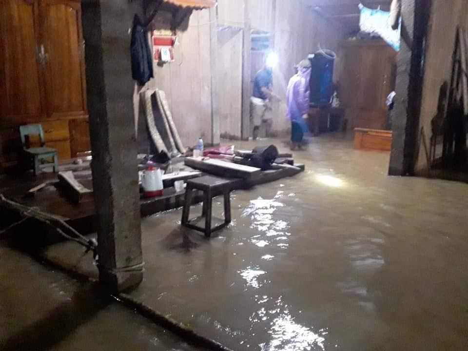 Mưa to không ngớt, người dân Nghệ An trắng đêm dọn đồ chạy lũ ảnh 9