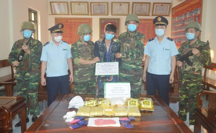 9X đi xe máy vận chuyển 5kg ma túy cùng 30.000 viên ma túy tổng hợp ảnh 1