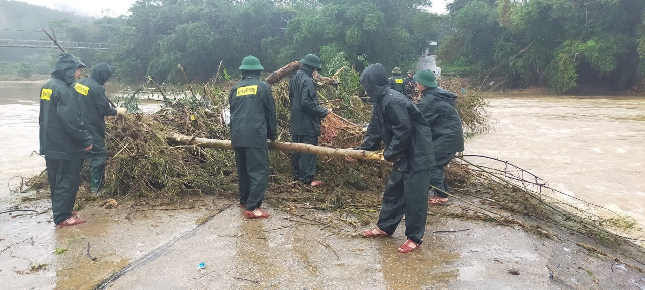 Chiến sỹ Bộ đội Biên phòng lội bùn non giúp dân dọn dẹp, thông đường sau lũ ảnh 3